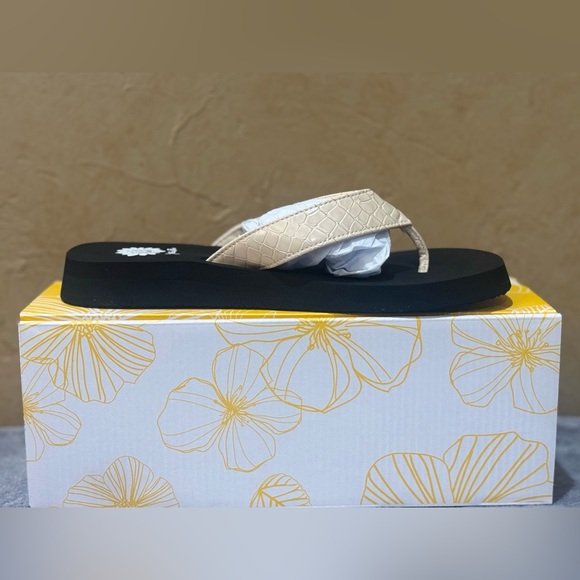 Fiorela Croco Yellow Box Flip Flop
Size 9 - Picture 3 of 7